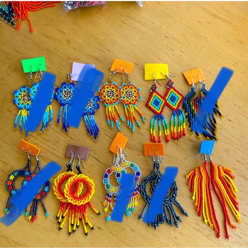 Aretes Chaquira arte Huichol only $8 each or 2 for $14!! 💕